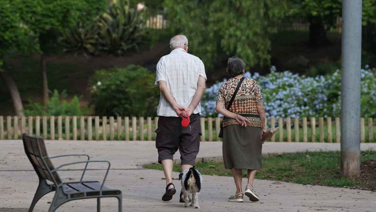 Jubilados caminando tras la subida de pensiones en 2026
