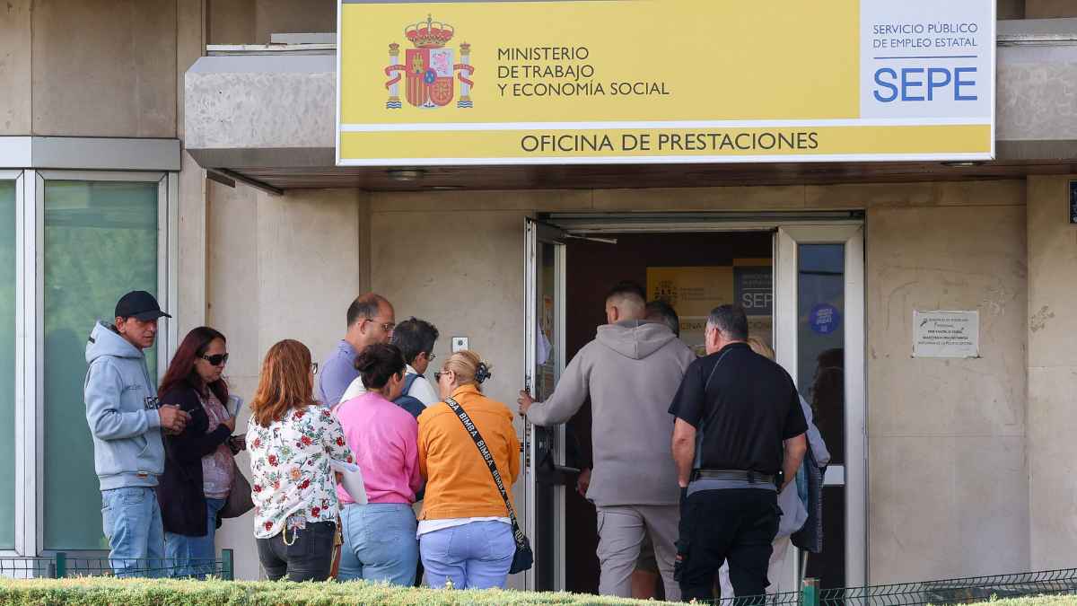 Personas haciendo fila en una oficina del SEPE para solicitar el nuevo subsidio para desempleados sin derecho al paro
