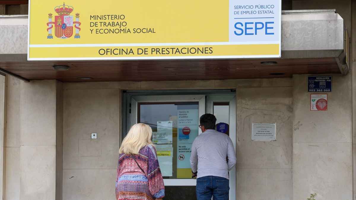 Entrada a una oficina del SEPE donde se gestionan subsidios para mayores de 52 años