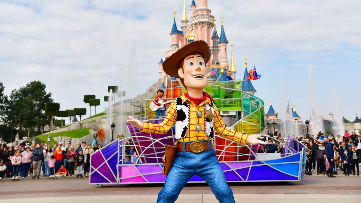 Empleado disfrazado en desfile de Disneyland París durante jornada laboral