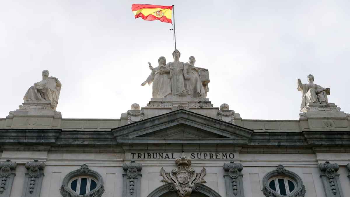 Fachada del Tribunal Supremo de España en Madrid con bandera española