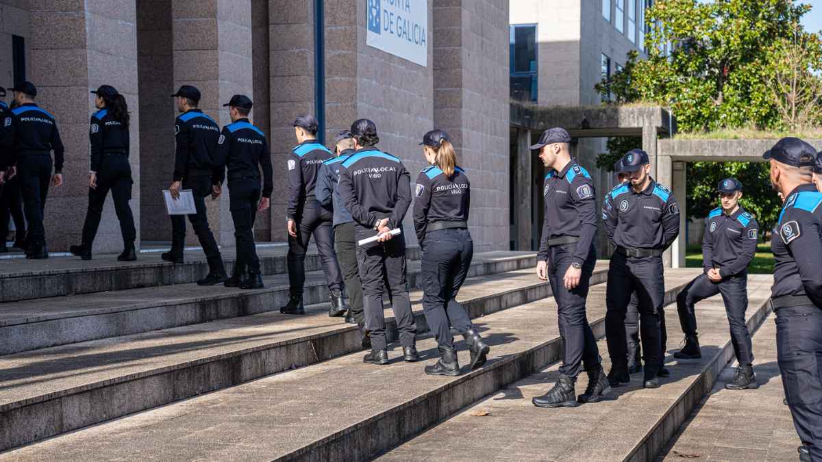 Policías locales de Vigo frente a un edificio institucional
