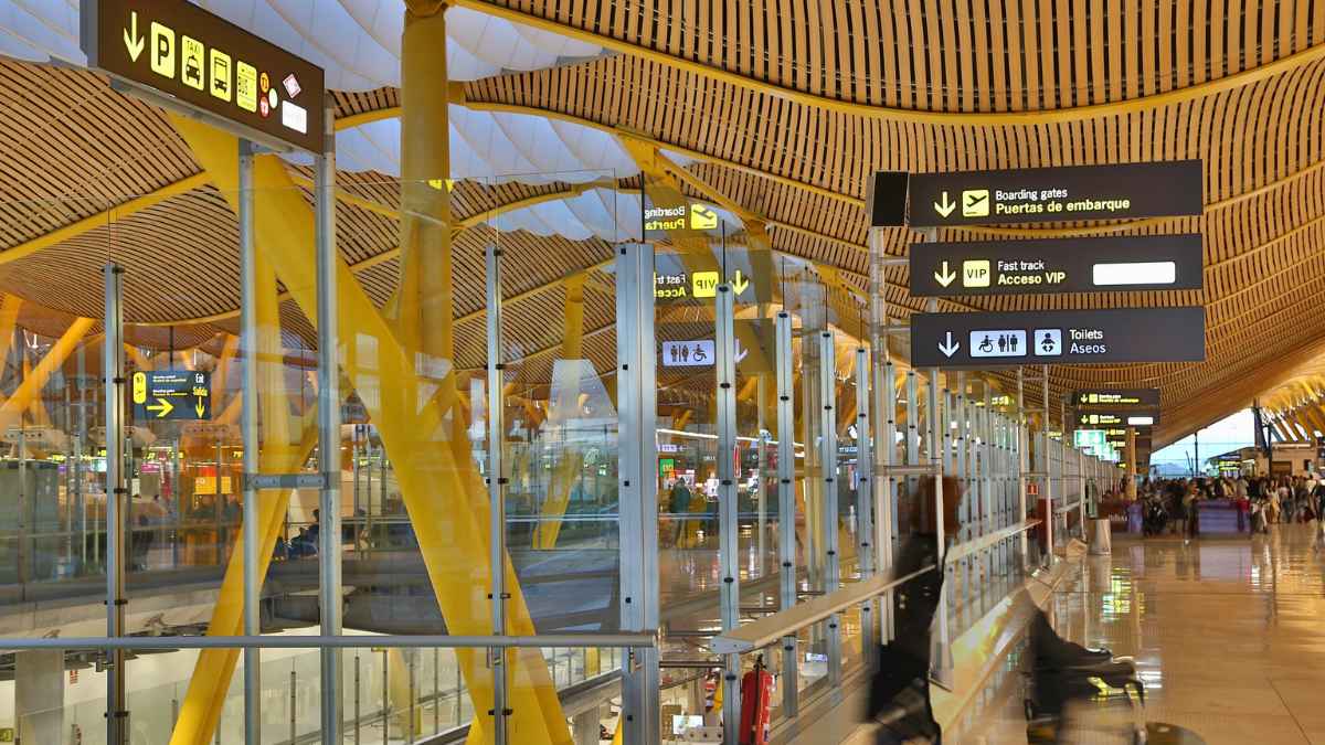 Interior del aeropuerto Adolfo Suárez Madrid-Barajas tras la absolución de un trabajador condenado injustamente