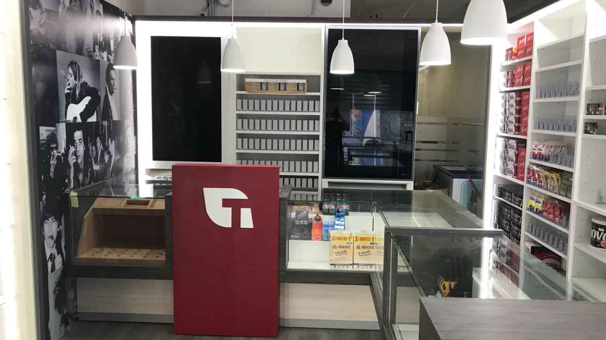 Interior de un estanco en España con mostrador y estanterías, relacionado con ofertas de empleo y contratación en el sector tabacalero.