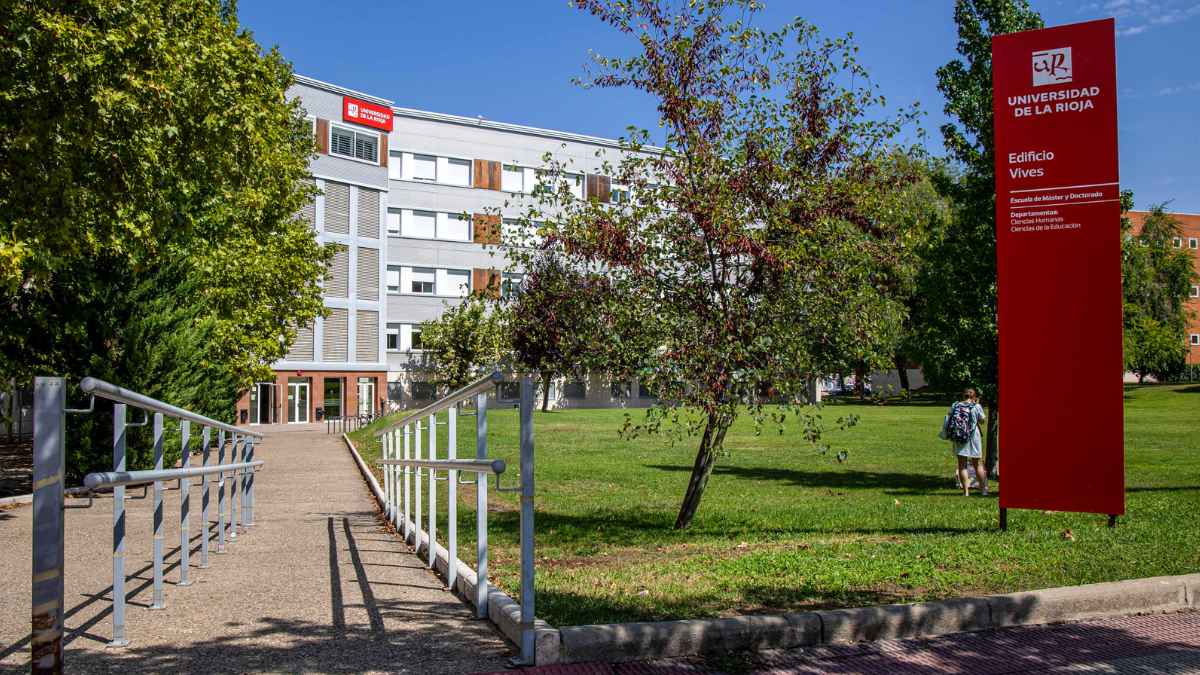 Fachada del Edificio Vives de la Universidad de La Rioja, donde la matrícula será gratuita hasta segundo curso en 2026.