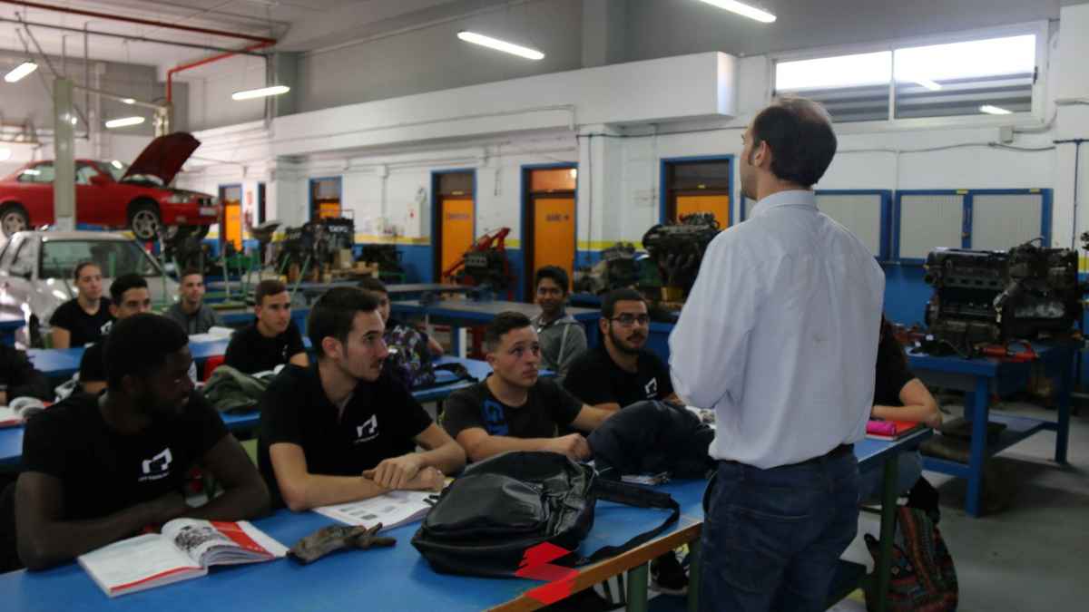 Profesor de Formación Profesional impartiendo clase a alumnos en un taller