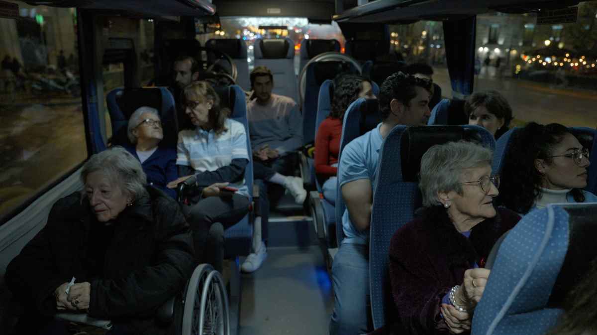 Usuarios en un autobús durante rutas de transporte social hacia centros de día en El Prat de Llobregat