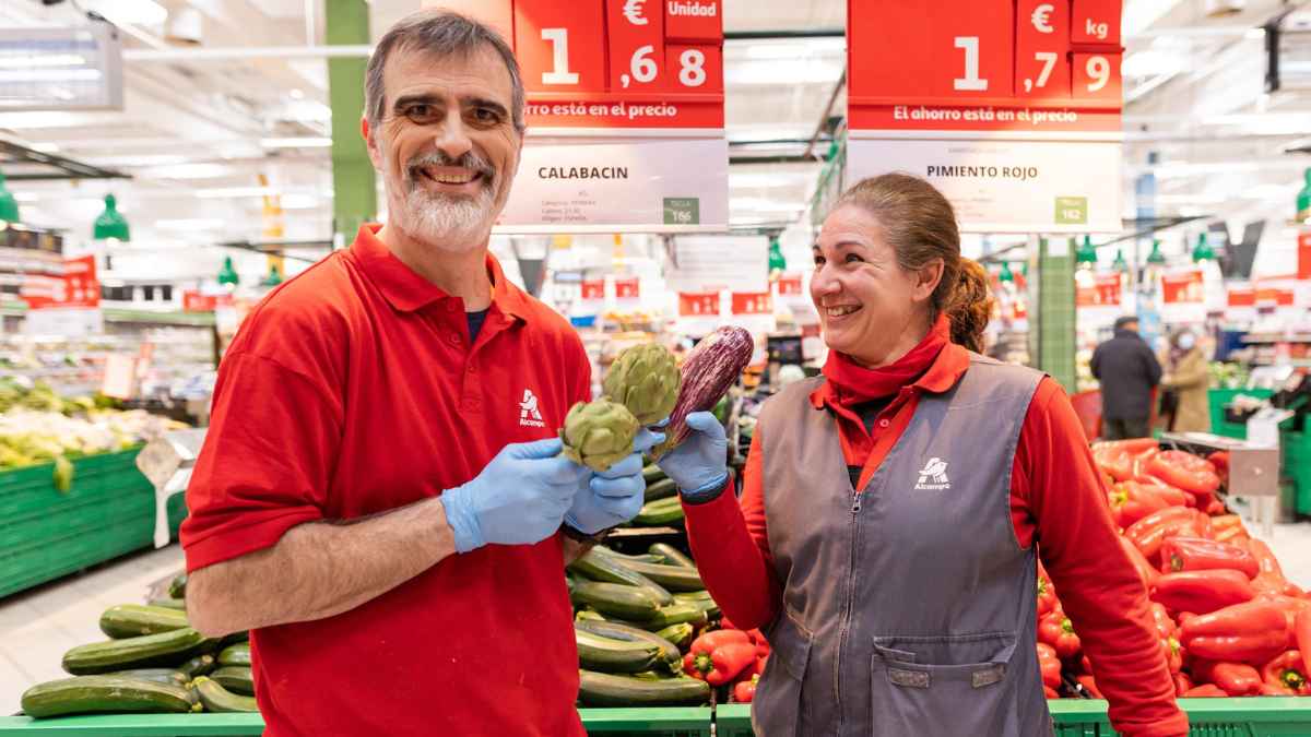 Empleados de Alcampo en supermercado tras anunciar 172 ofertas de trabajo
