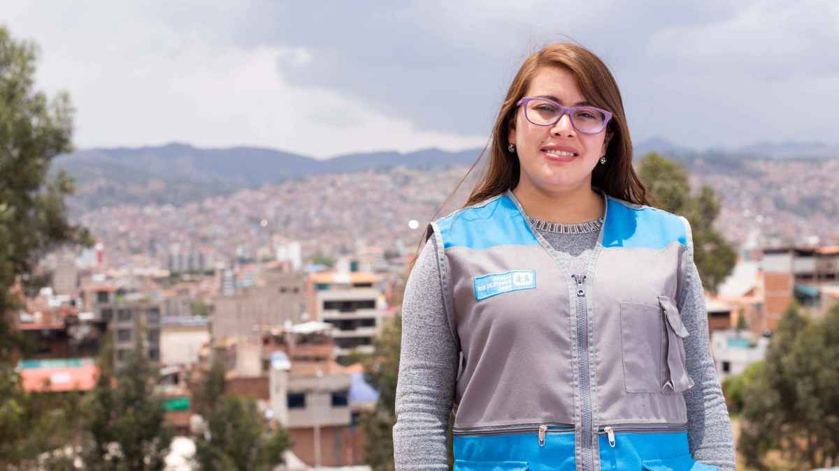 Promotora de ONG de Aldeas Infantiles durante una jornada de trabajo en Tenerife