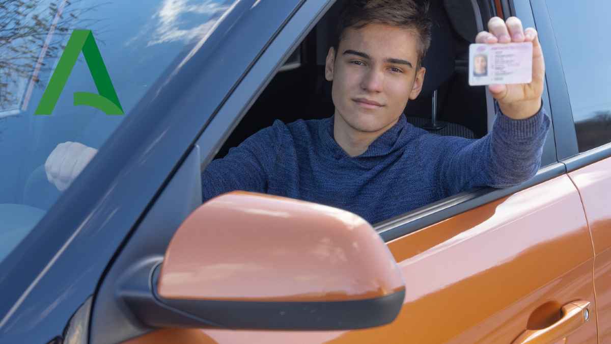 Joven en coche mostrando su carné de conducir con símbolo de Andalucía en la ventanilla