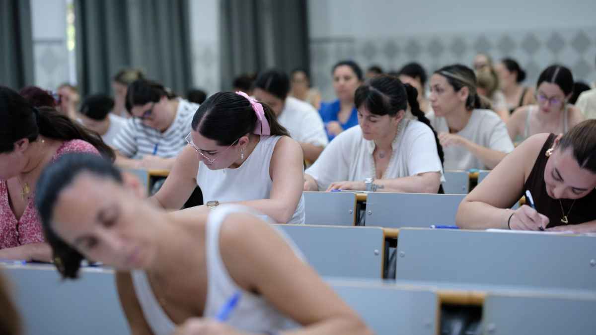 Aspirantes realizando exámenes en oposiciones de la Junta de Andalucía con el nuevo sistema de prácticas eliminatorias