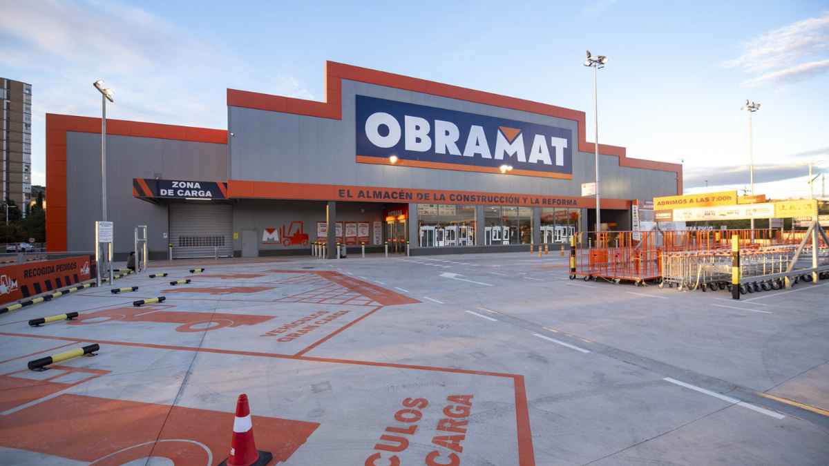 Fachada del nuevo almacén de Obramat en Ourense antes de su apertura