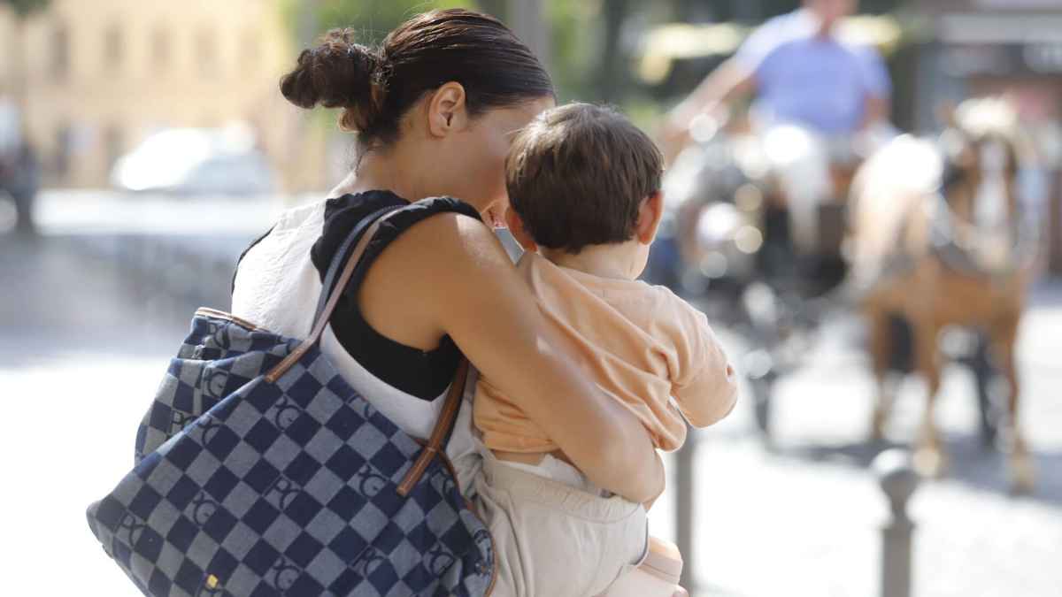 Mujer con su hijo en la calle como ejemplo de familias que pueden acceder al Ingreso Mínimo Vital automático.