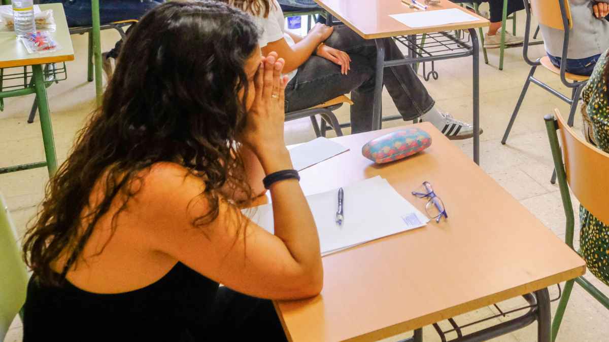 Aspirante a profesor durante las oposiciones 2025 preocupada por los errores de ortografía y las faltas de tildes.