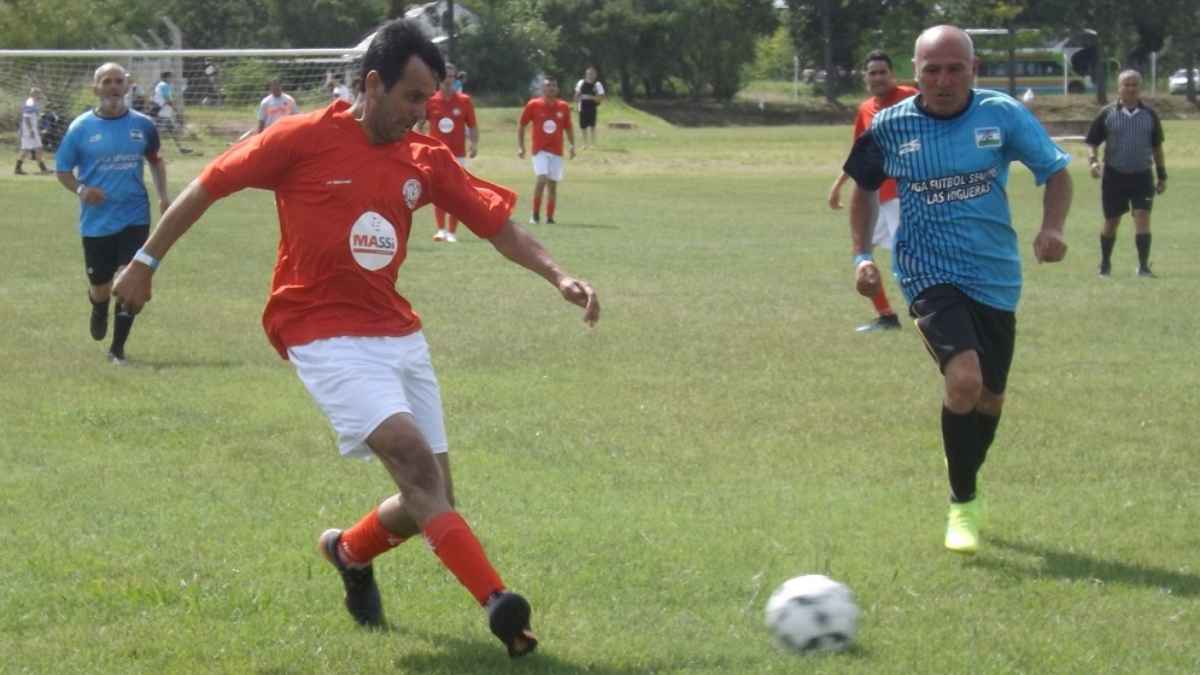 Jugadores disputando un partido de fútbol en un encuentro organizado por una empresa entre empleados y clientes