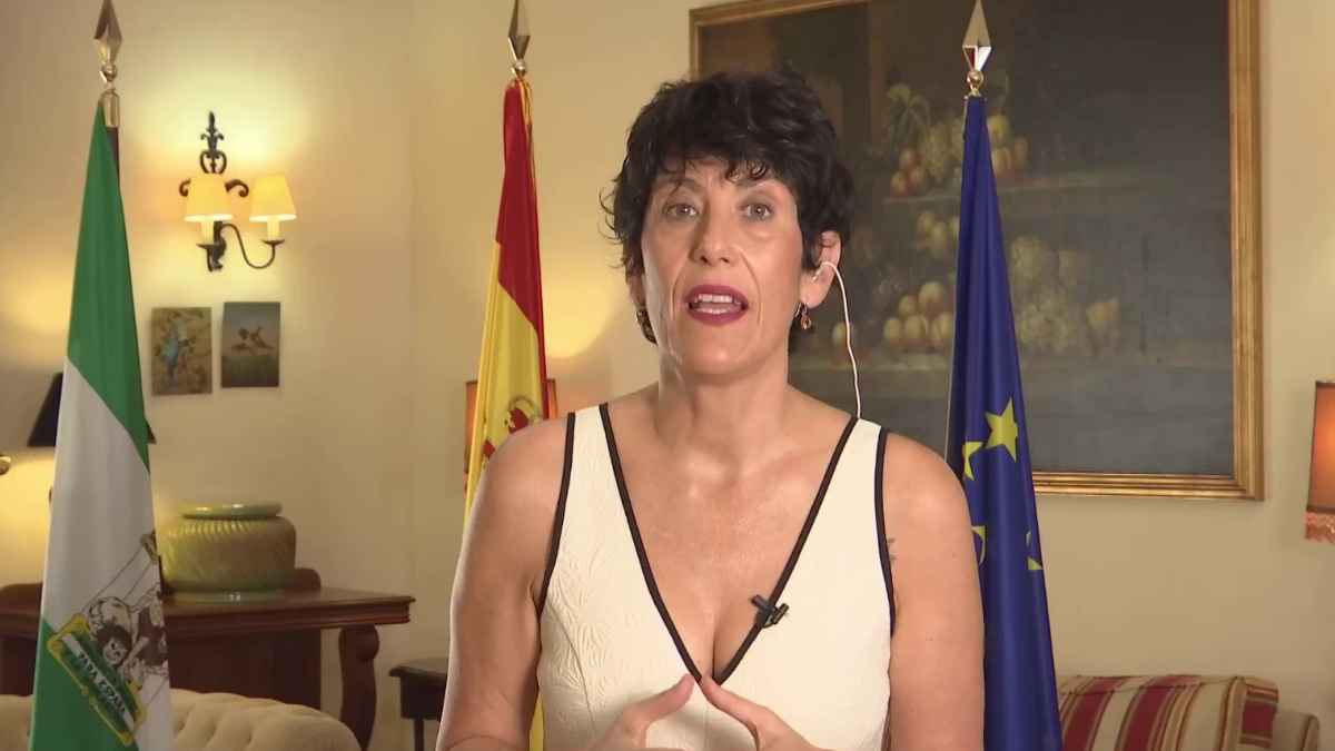 Elma Saiz explicando ayuda del Estado de hasta 1595 euros para personas de 23 a 65 años