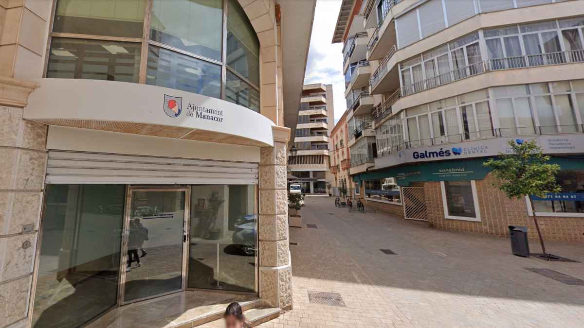 Fachada del Ayuntamiento de Manacor en una calle peatonal del municipio