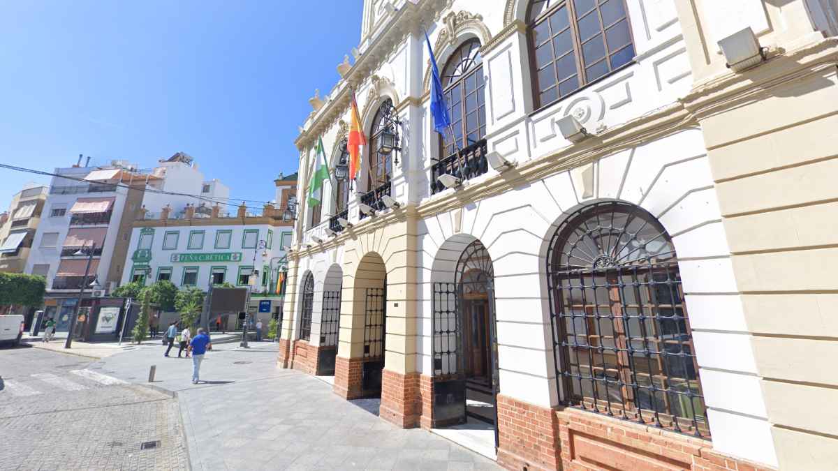 Ayuntamiento de Morón de la Frontera en su fachada principal durante una jornada soleada