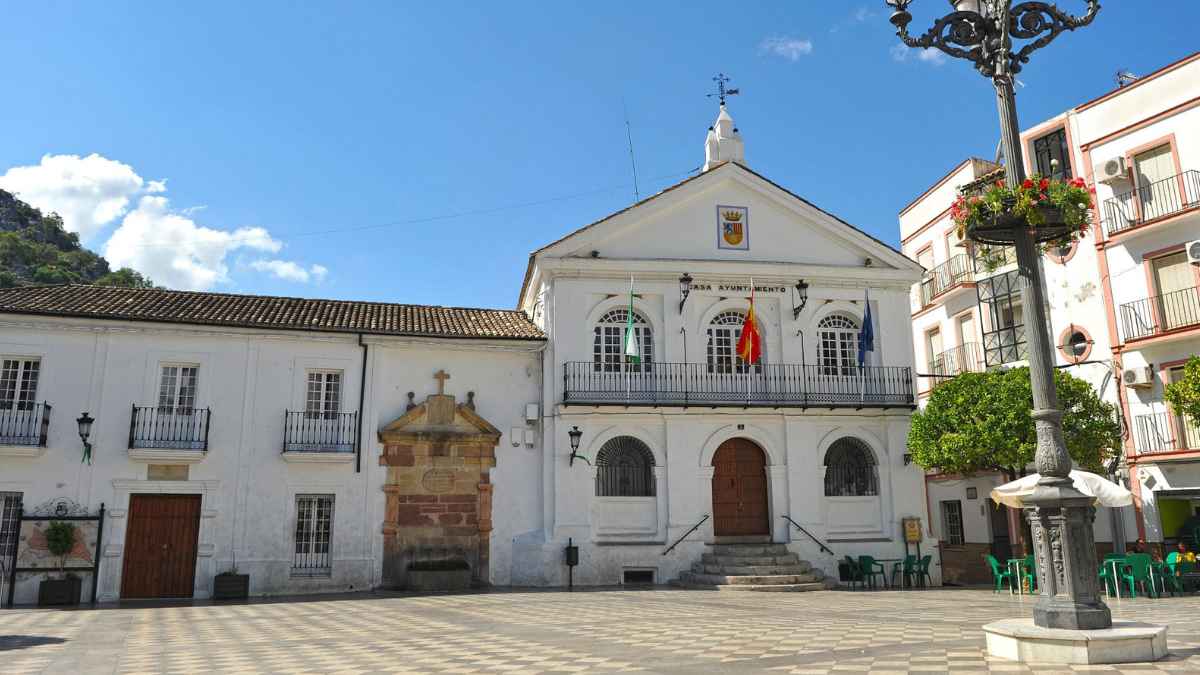 Fachada del Ayuntamiento de Ubrique en Cádiz donde se han convocado 9 plazas de Auxiliar Administrativo.