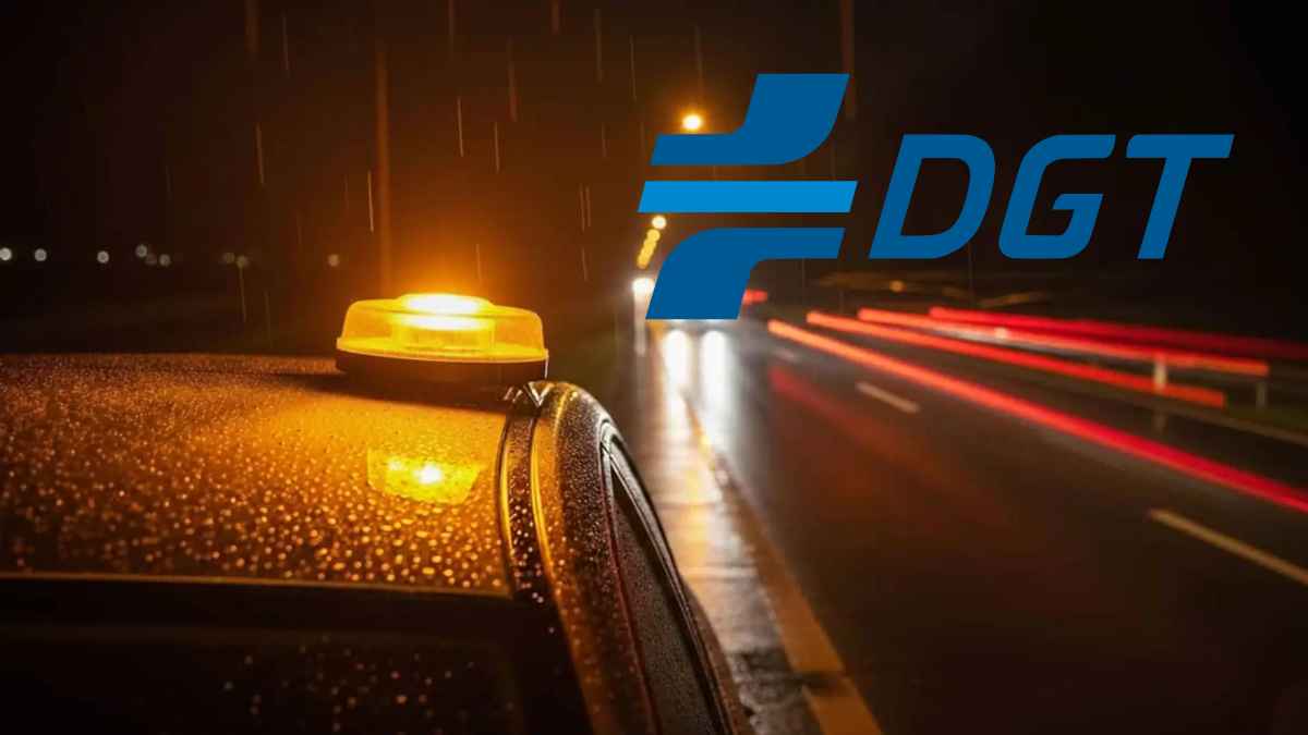 Baliza v16 homologada dgt 2026 encendida sobre coche en carretera nocturna