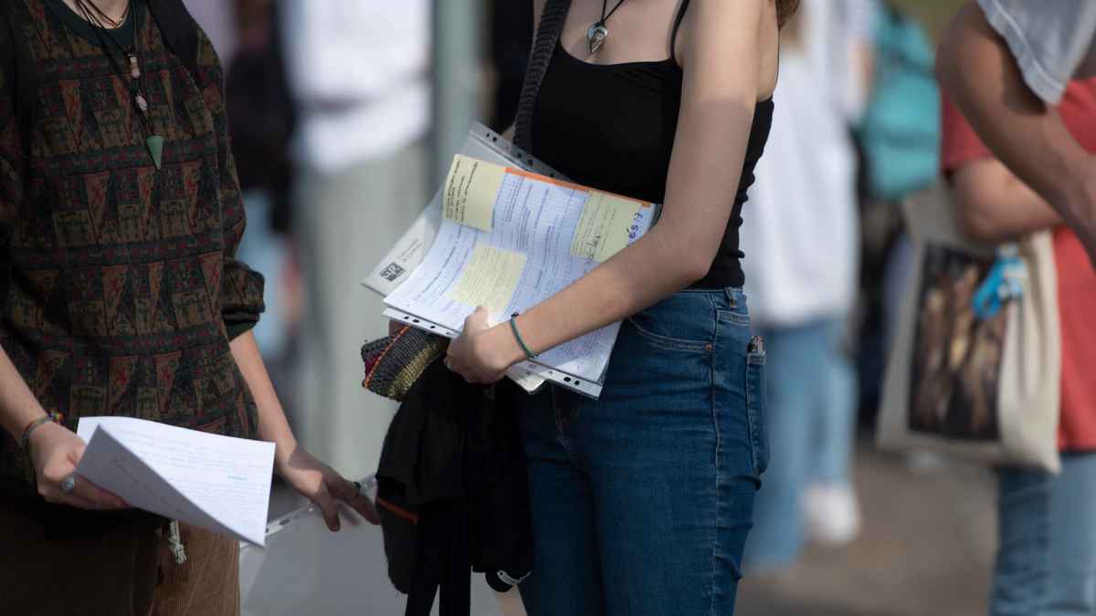 Estudiantes riojanos con documentación para solicitar becas de movilidad universitaria 2025 fuera de su comunidad
