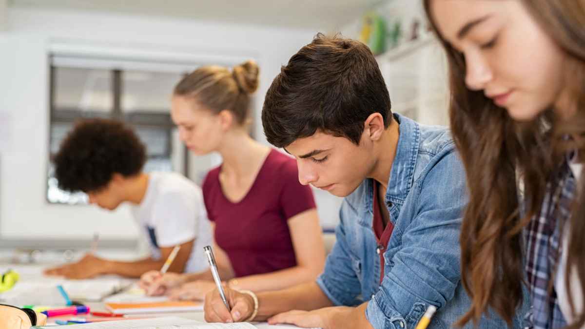 Estudiantes realizando tareas en clase durante estudios postobligatorios