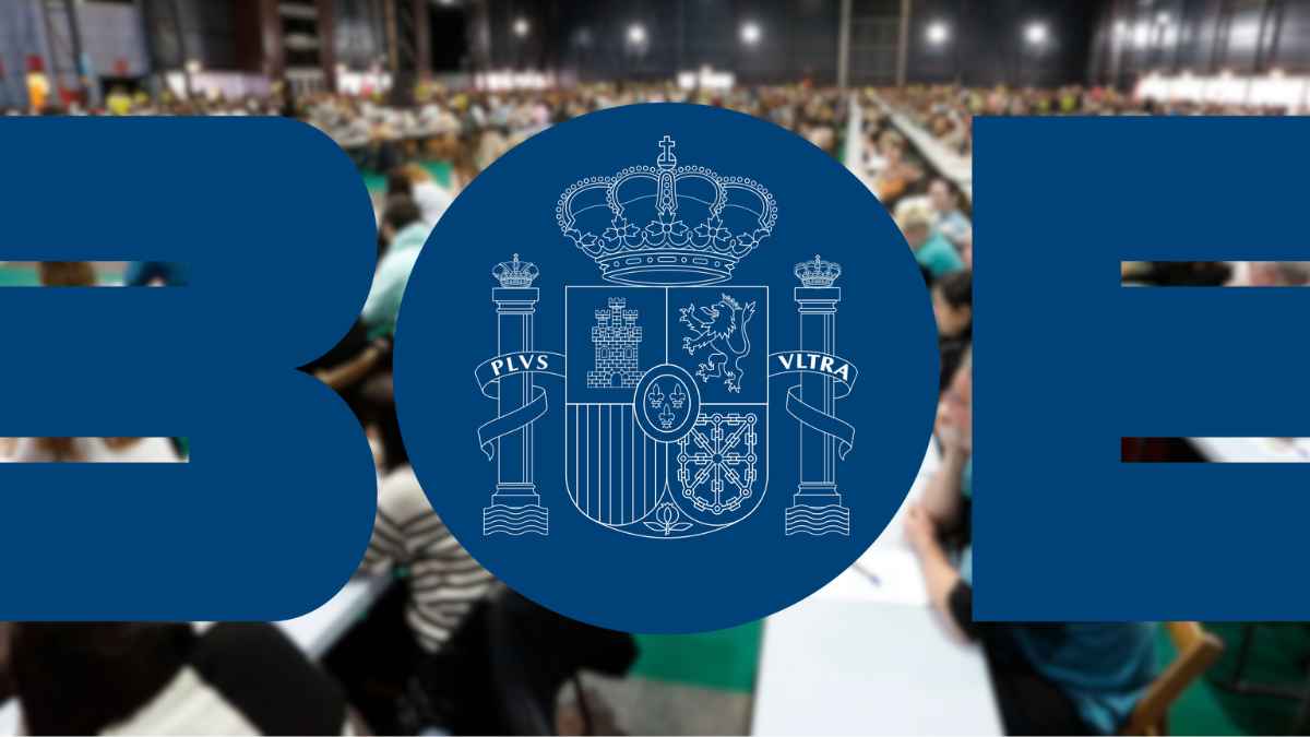 Logo del BOE sobre sala de oposiciones con aspirantes realizando exámenes.