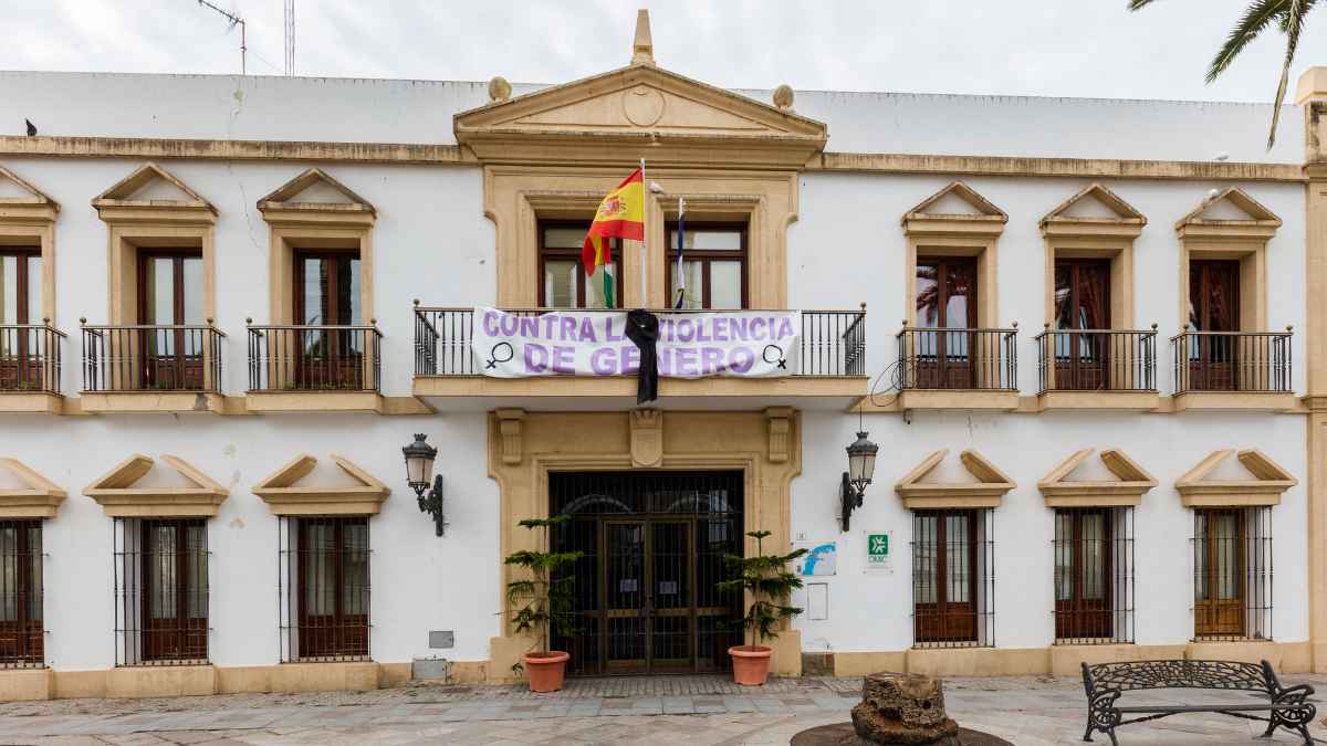 Fachada del Ayuntamiento de Chipiona donde se convocan tres bolsas de empleo para conserjes, peones y técnicos de RRHH