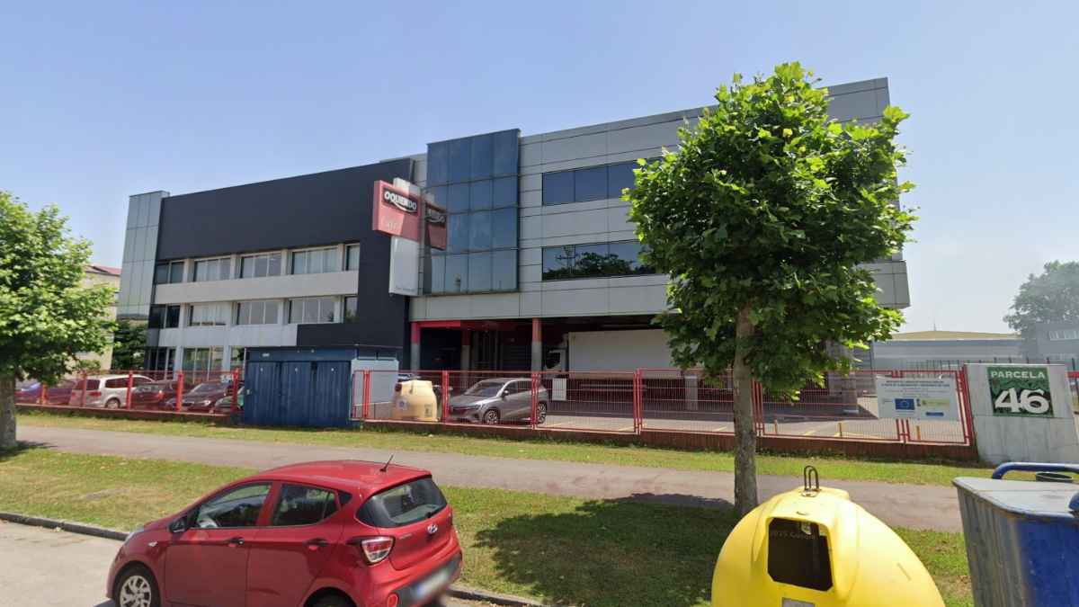 Fachada de la fábrica de Cafés Oquendo en Llanera, Asturias, donde la empresa busca personal para nuevos puestos de trabajo.