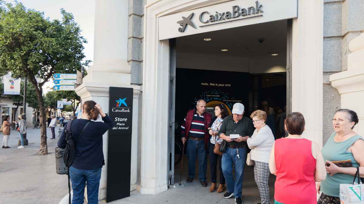 Oficina de CaixaBank con clientes en la entrada.