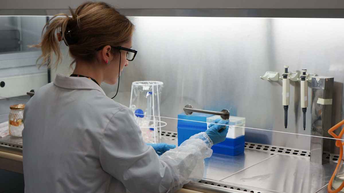 Estudiante o profesional de química trabajando en un laboratorio con material científico