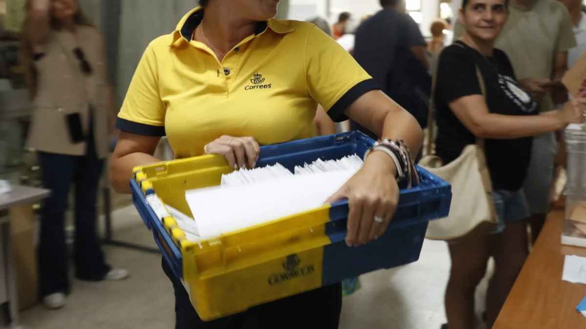 Cartera de Correos en Guadalajara denuncia obligación de vender seguros y retrasos en el reparto postal