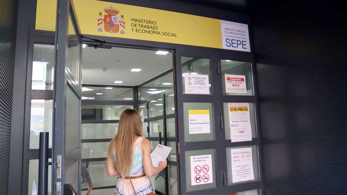 Acceso a una oficina del SEPE con una persona entrando para realizar trámites de empleo