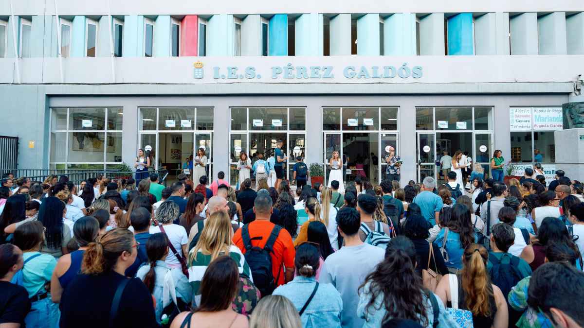 Aspirantes ante el IES Pérez Galdós durante convocatoria docente en Canarias