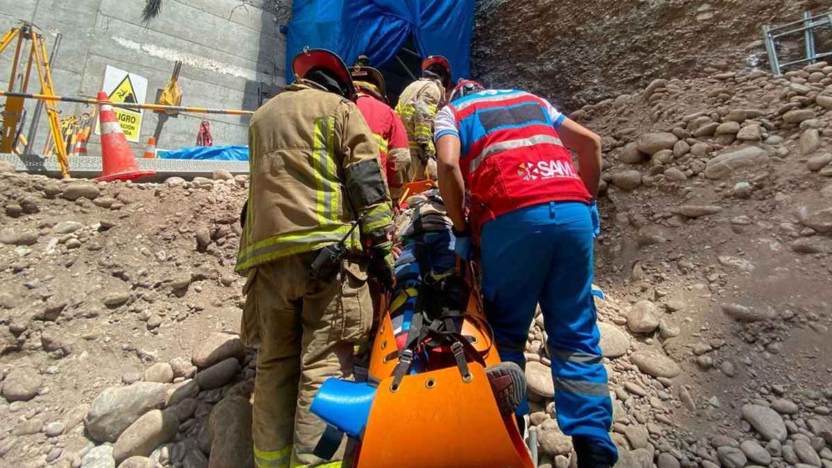 Bomberos y sanitarios rescatan a trabajador herido tras accidente laboral con viga