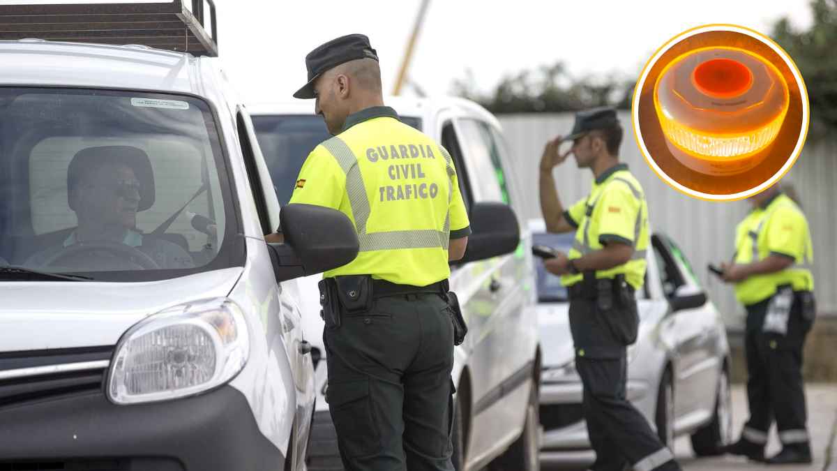 Agentes de tráfico de la guardia civil controlan vehículos y baliza v16 obligatoria en carretera