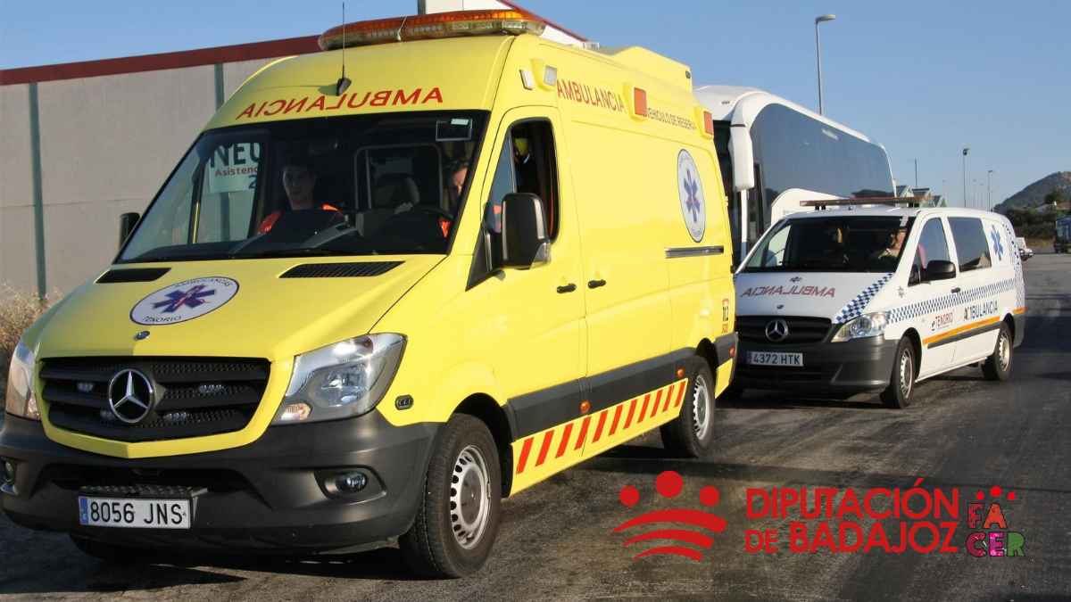 Ambulancias de la Diputación de Badajoz vinculadas al curso gratuito en Transporte Sanitario con beca económica por asistencia.