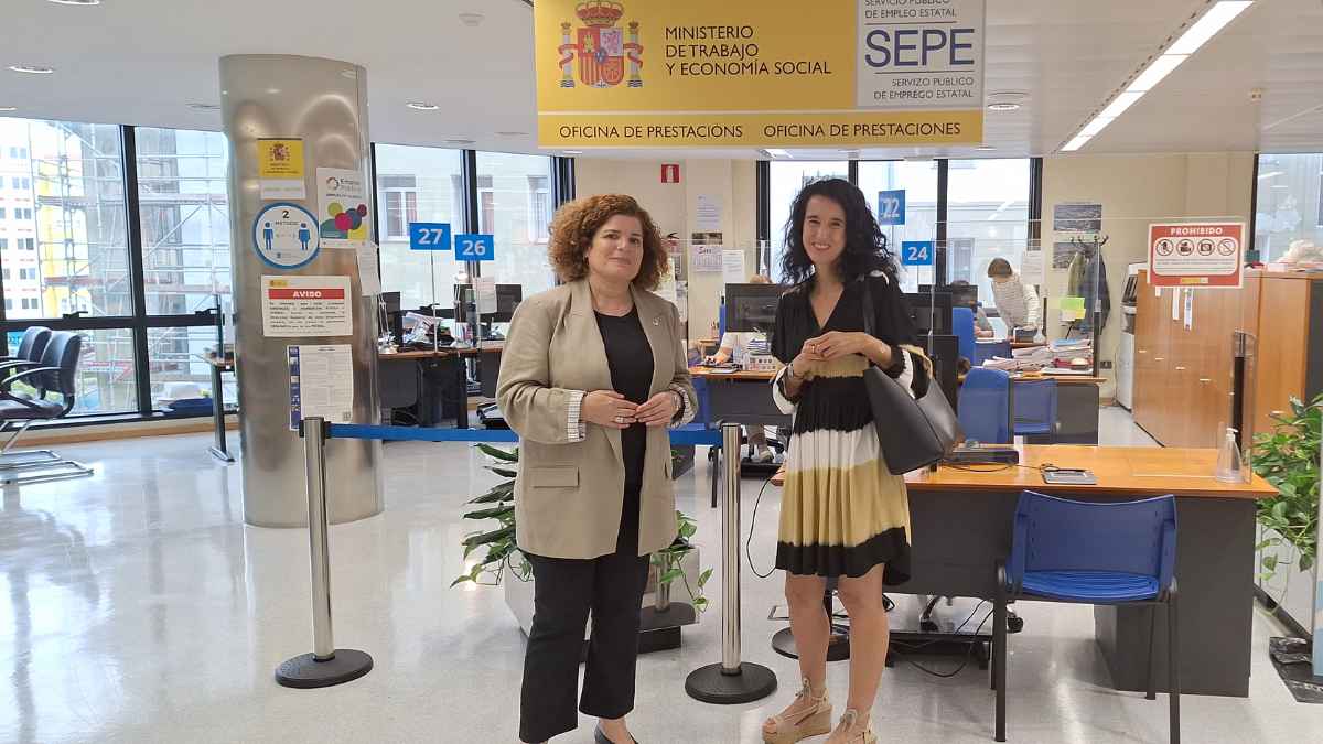Mujeres en una oficina del SEPE en la zona de atención al público.