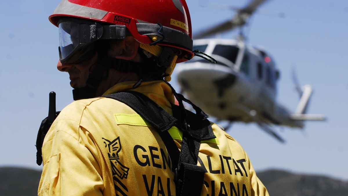 Bombero forestal de la Generalitat Valenciana con helicóptero de emergencias