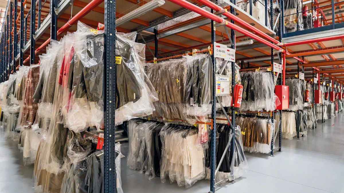 Almacén de ropa en Alcalá de Henares donde se doblan y empaquetan prendas para una gran marca