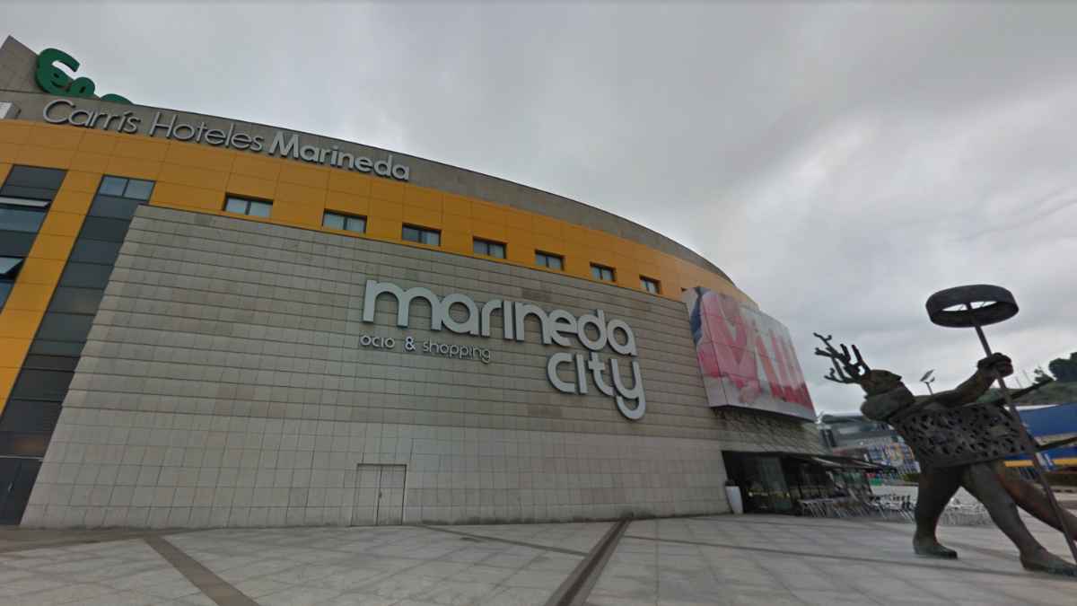 Fachada del centro comercial Marineda City en A Coruña donde se ofrecen empleos con sueldos de 1.100 euros semanales