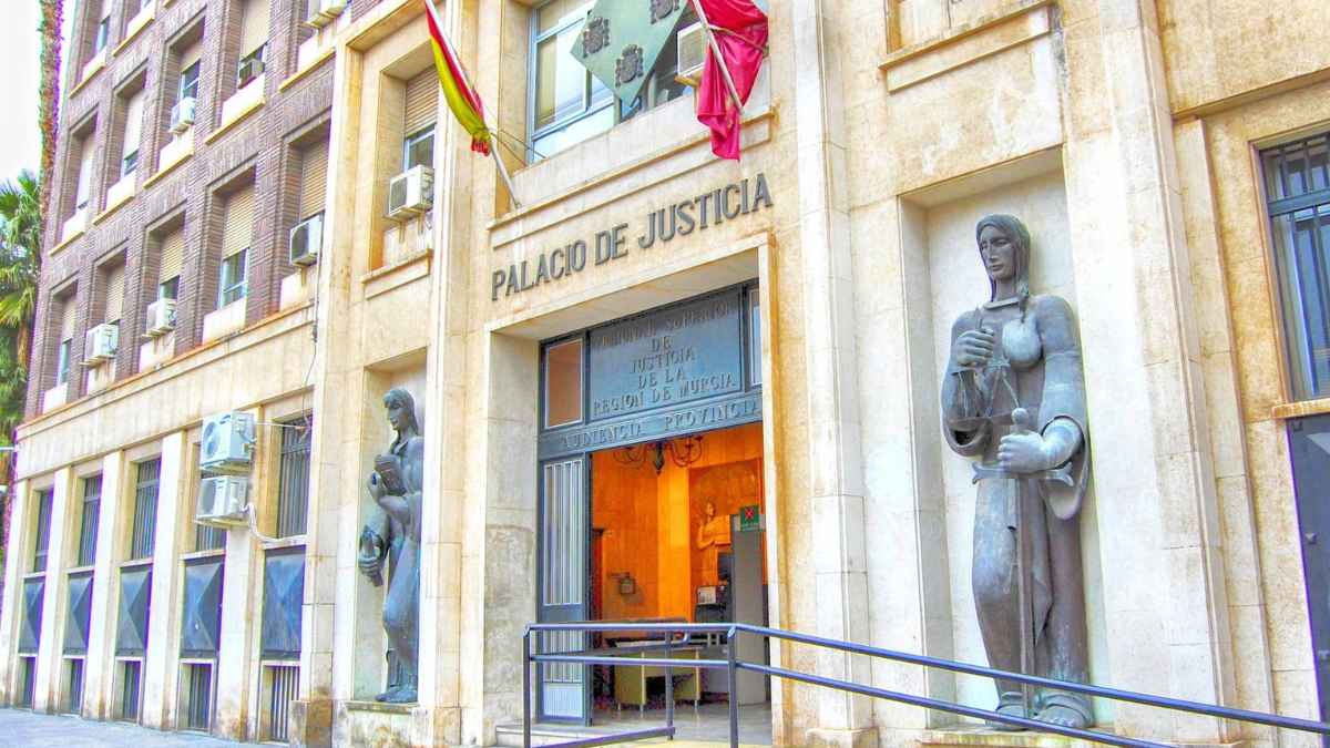 Fachada del Palacio de Justicia de Murcia, donde el TSJ declaró improcedente el despido de un trabajador tras una rebaja salarial.