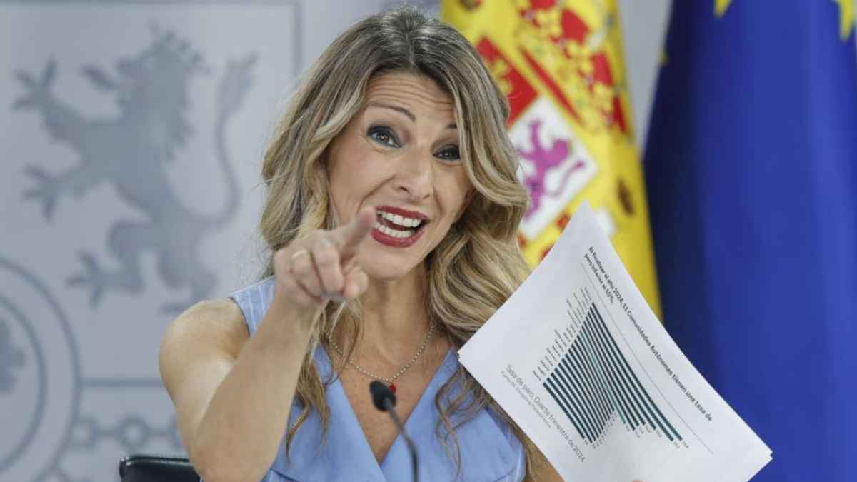Ministra sosteniendo un documento mientras explica el derecho a 6 horas semanales en el preaviso de despido
