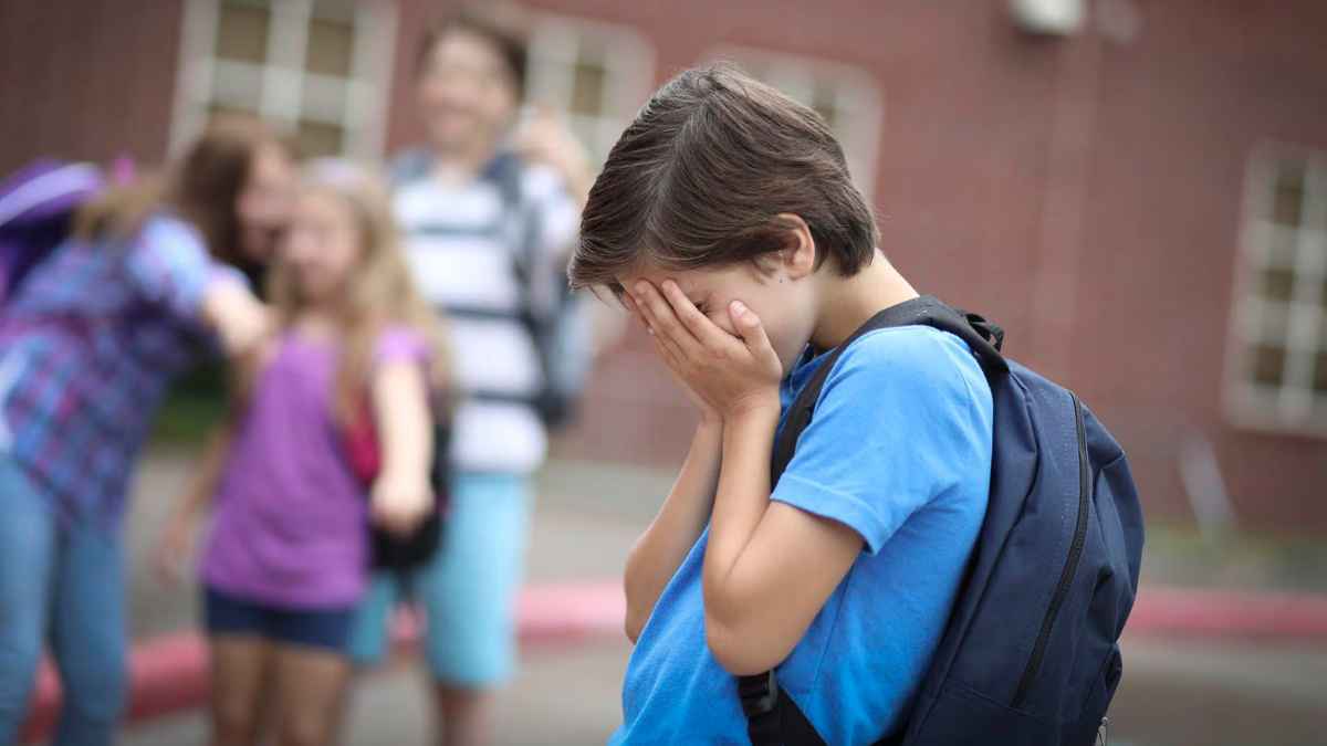 Niño llorando en el colegio por motivo urgente familiar