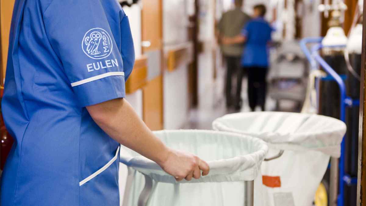 Trabajador de limpieza de EULEN realizando tareas en instalaciones industriales en España