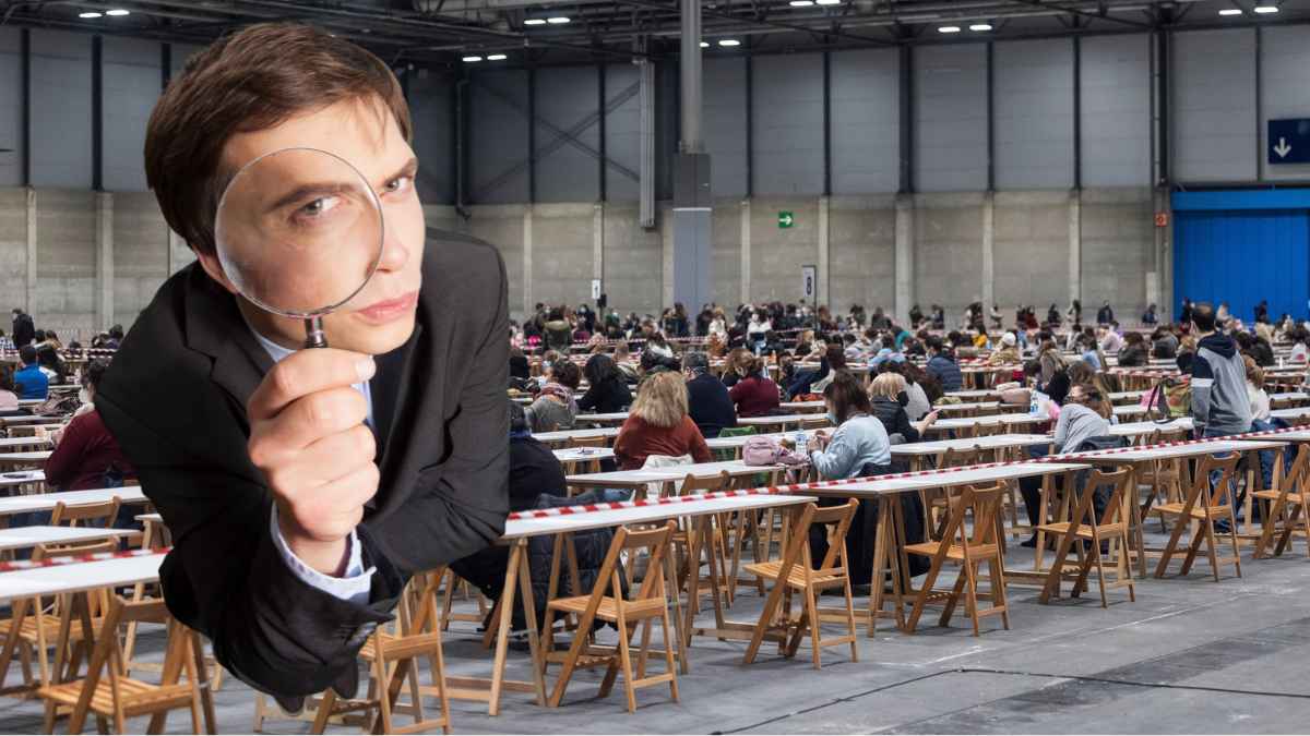 Revisión del examen de administrativo de la Seguridad Social en un aula masiva con opositores