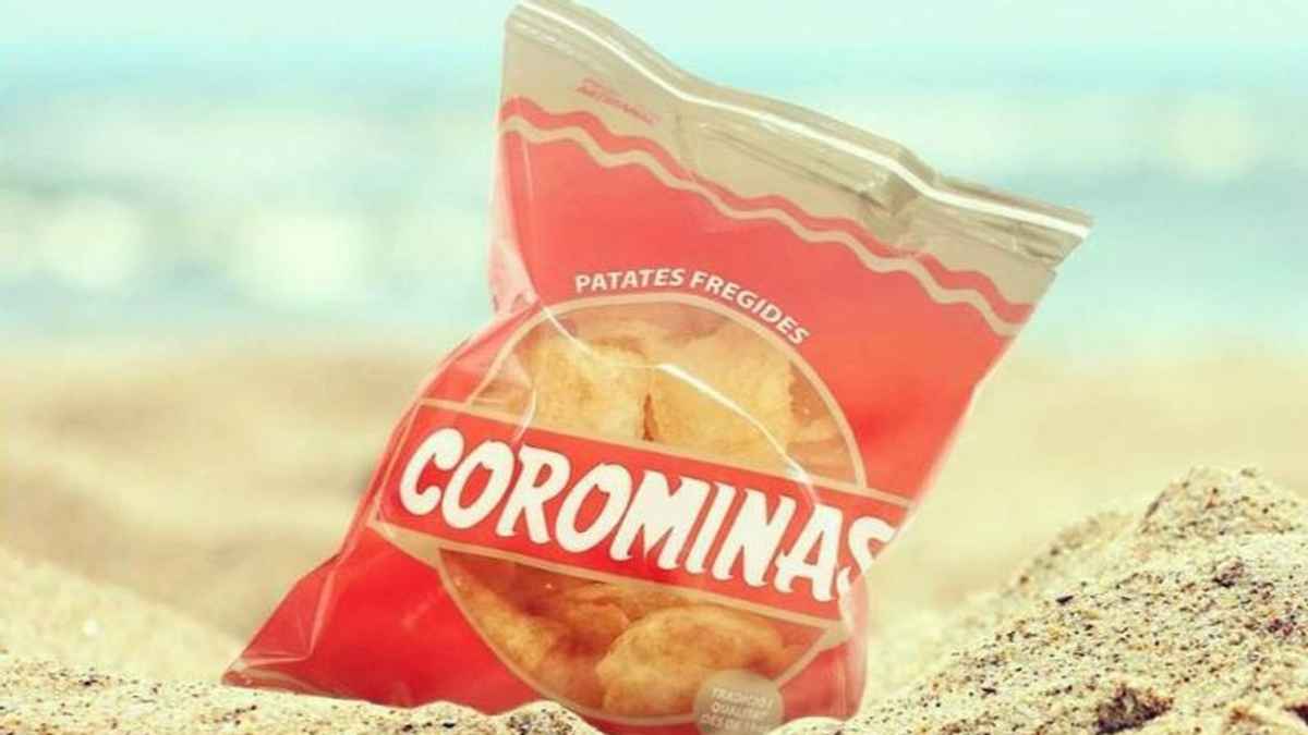Bolsa de patatas Corominas sobre la arena