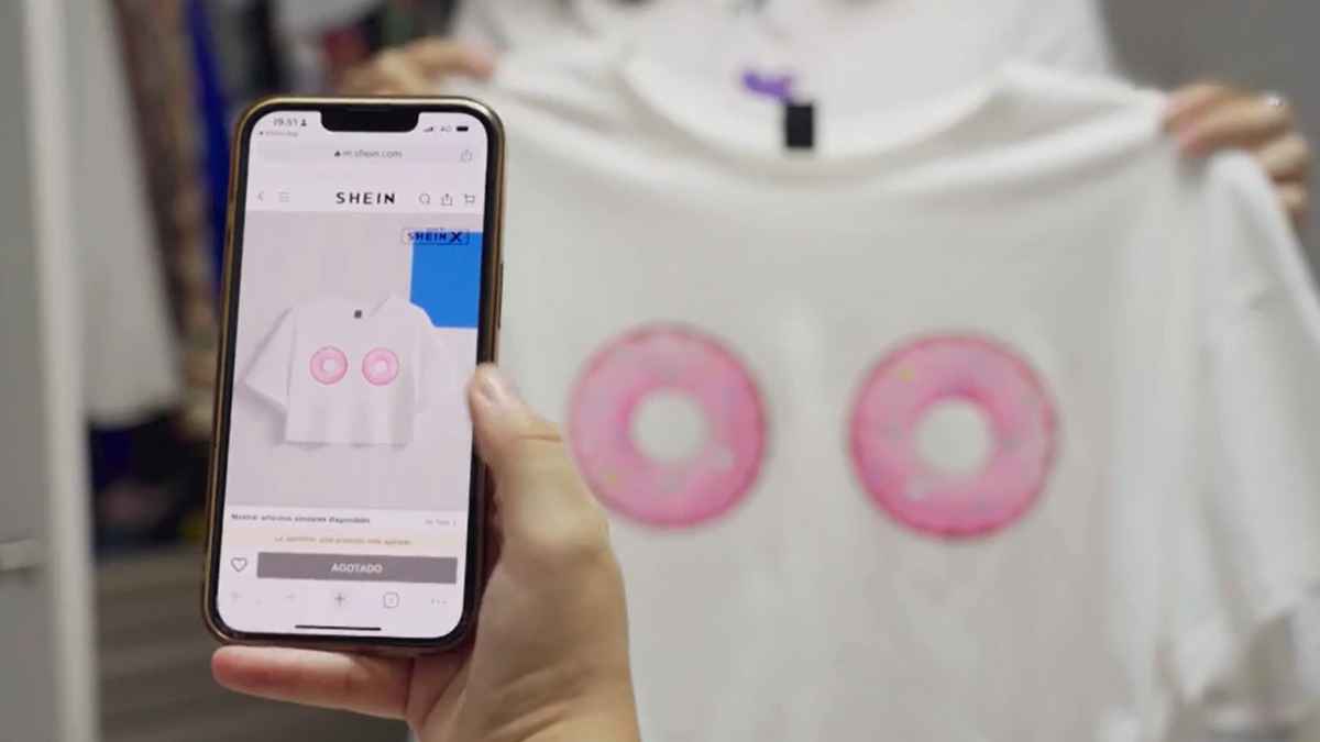 Fátima García, diseñadora gaditana de Shein, muestra la camiseta con donuts que creó para la marca asiática