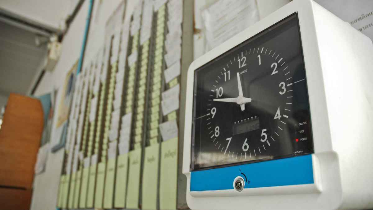 Reloj de fichaje laboral en una empresa según la nueva normativa de control horario