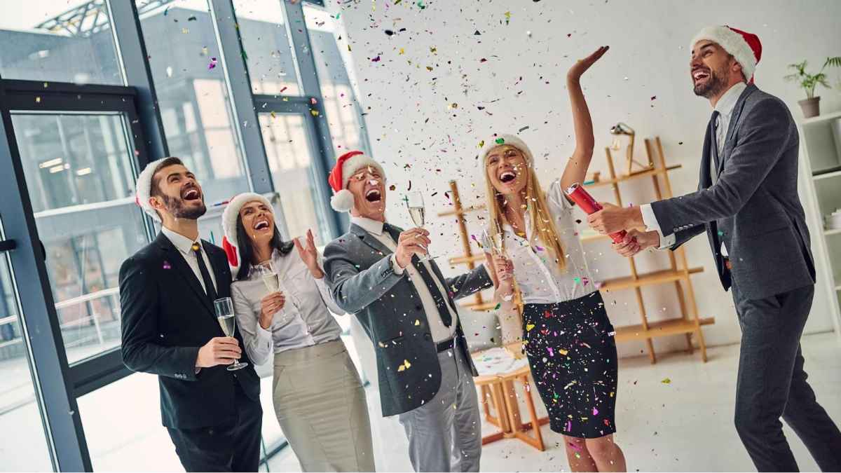 Trabajadores celebrando en la oficina durante fiestas laborales navideñas